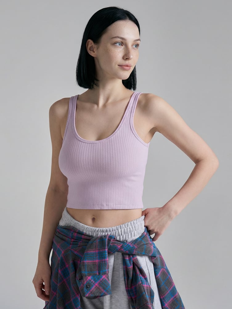 Короткая майка в рубчик на широких бретелях