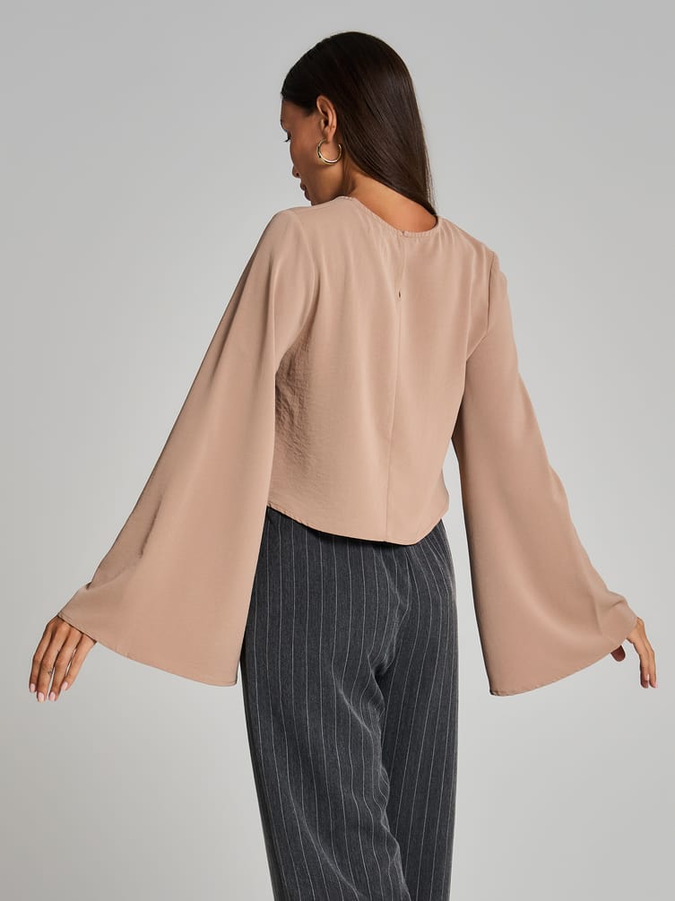 Блузка офисная нарядная с рукавом клеш