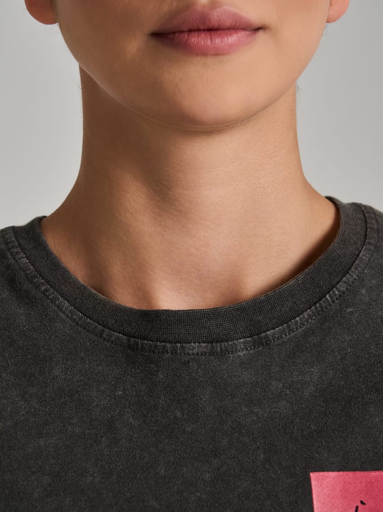 Футболка с вареным эффектом и принтом