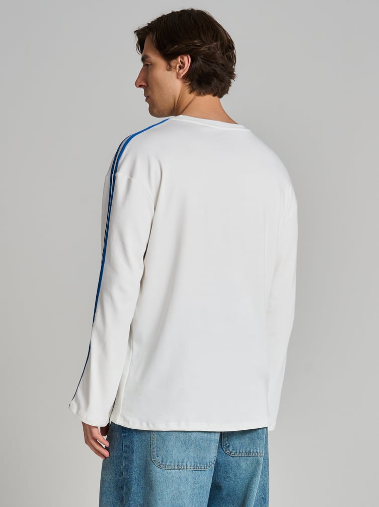 Спортивный лонгслив с принтом и лампасами