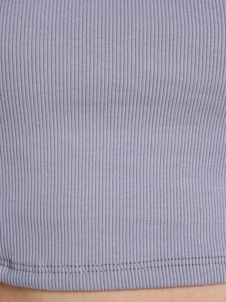 Короткий топ с рюшами на лямках