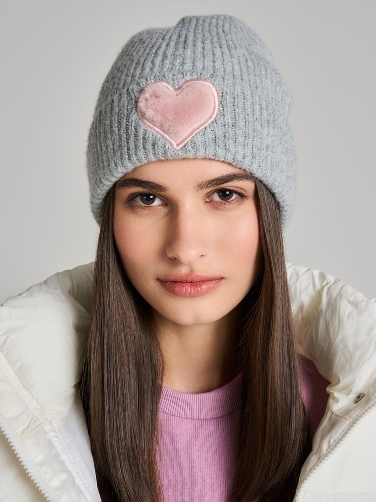 Вязаная шапка с плюшевым сердцем