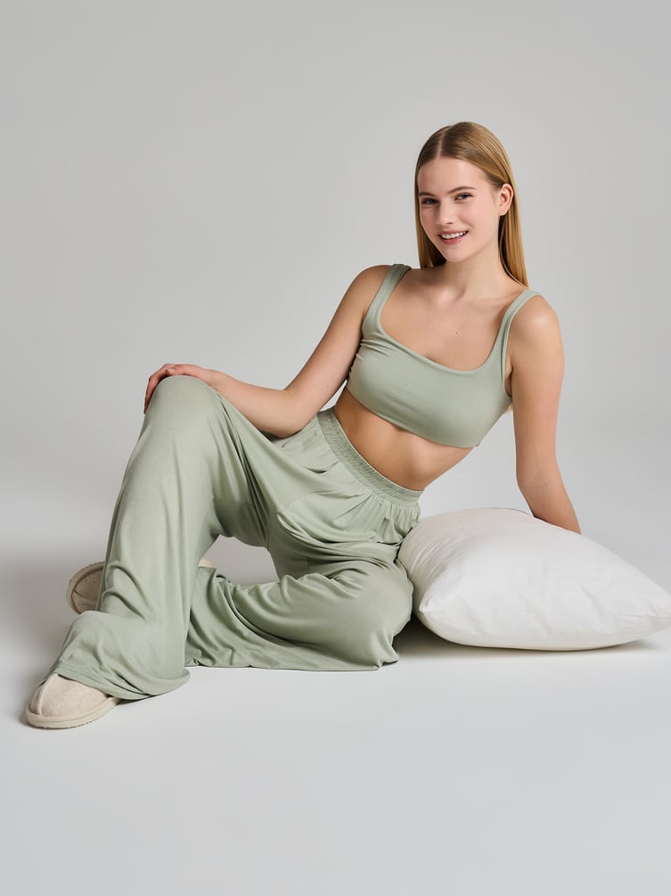 Пижама оверсайз с топом и широкими брюками