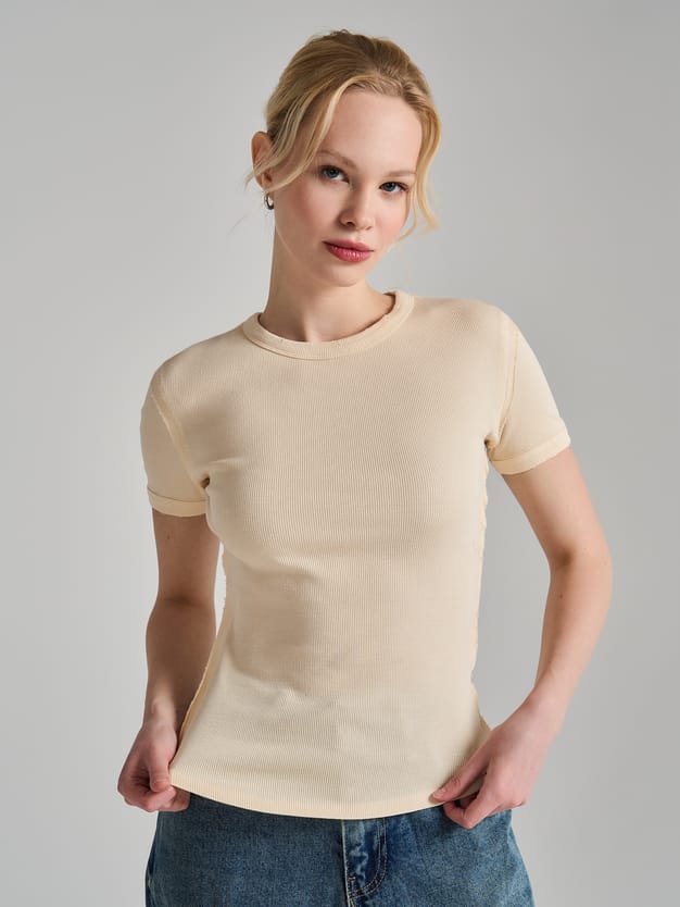 Футболка в рубчик с внешними швами