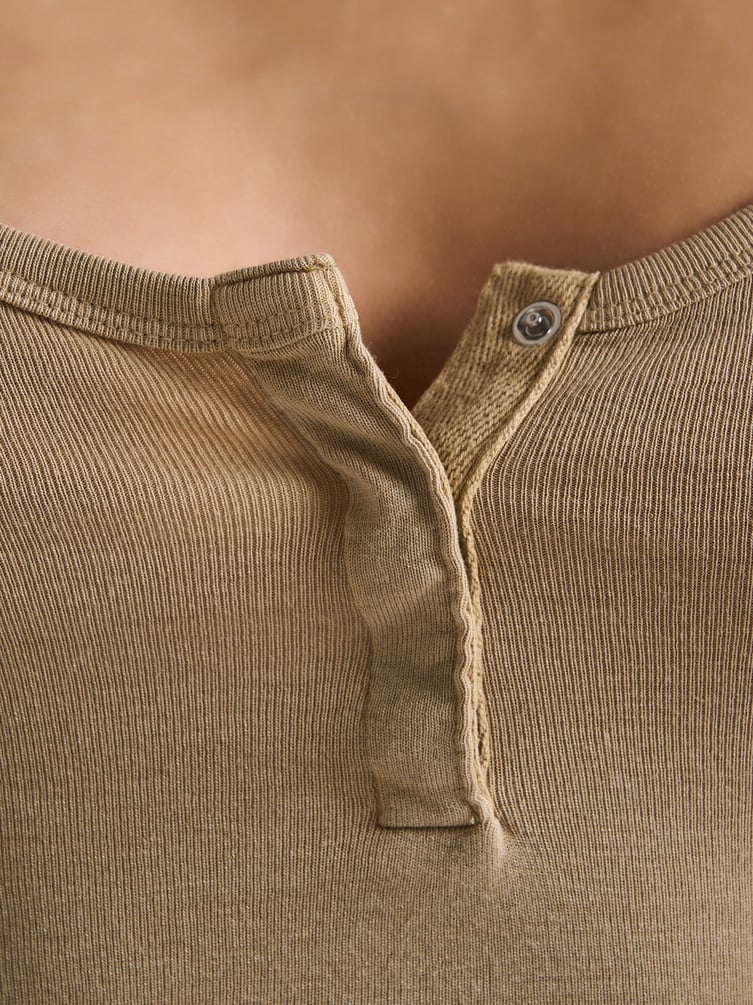 Майка в рубчик на широких бретелях