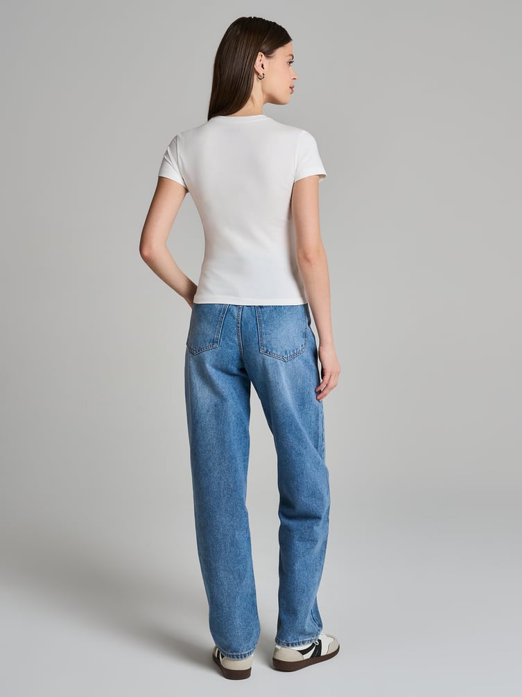 Футболка облегающая с надписью стразами