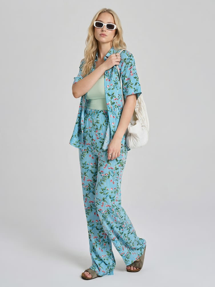 Костюм летний с рубашкой и брюками