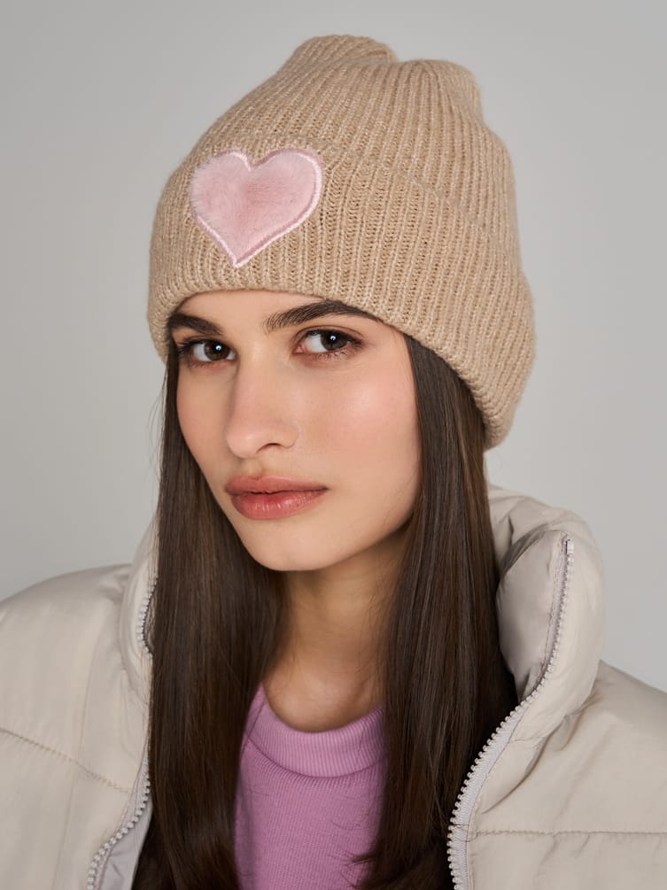 Вязаная шапка с плюшевым сердцем