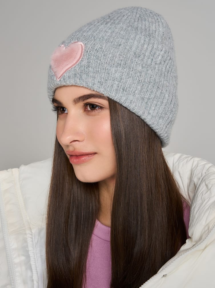 Вязаная шапка с плюшевым сердцем