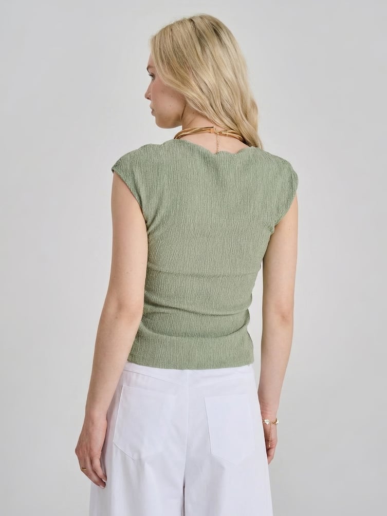 Футболка с драпировкой на талии