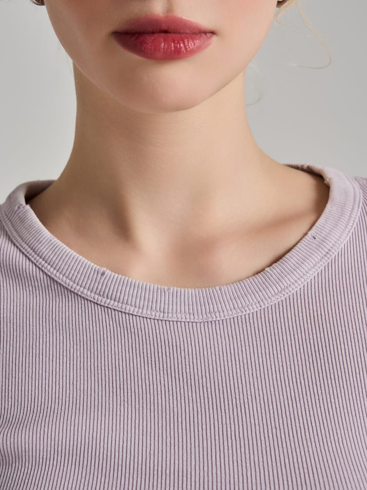Футболка в рубчик с внешними швами