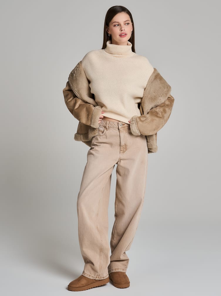 Свитер вязаный с высоким горлом