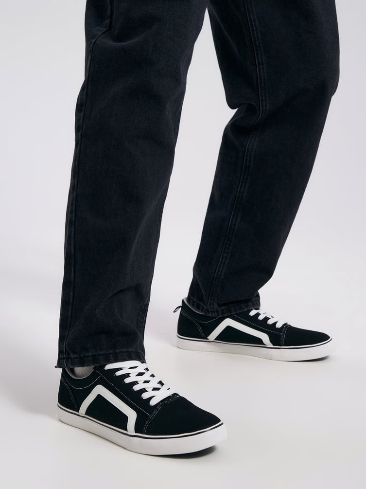 Низкие кеды на белой подошве