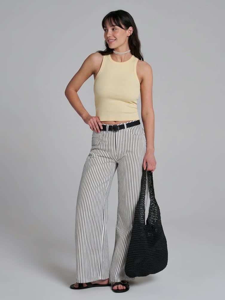 Майка на широких бретелях в рубчик