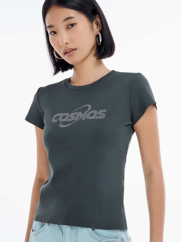 Футболка облегающая с надписью стразами