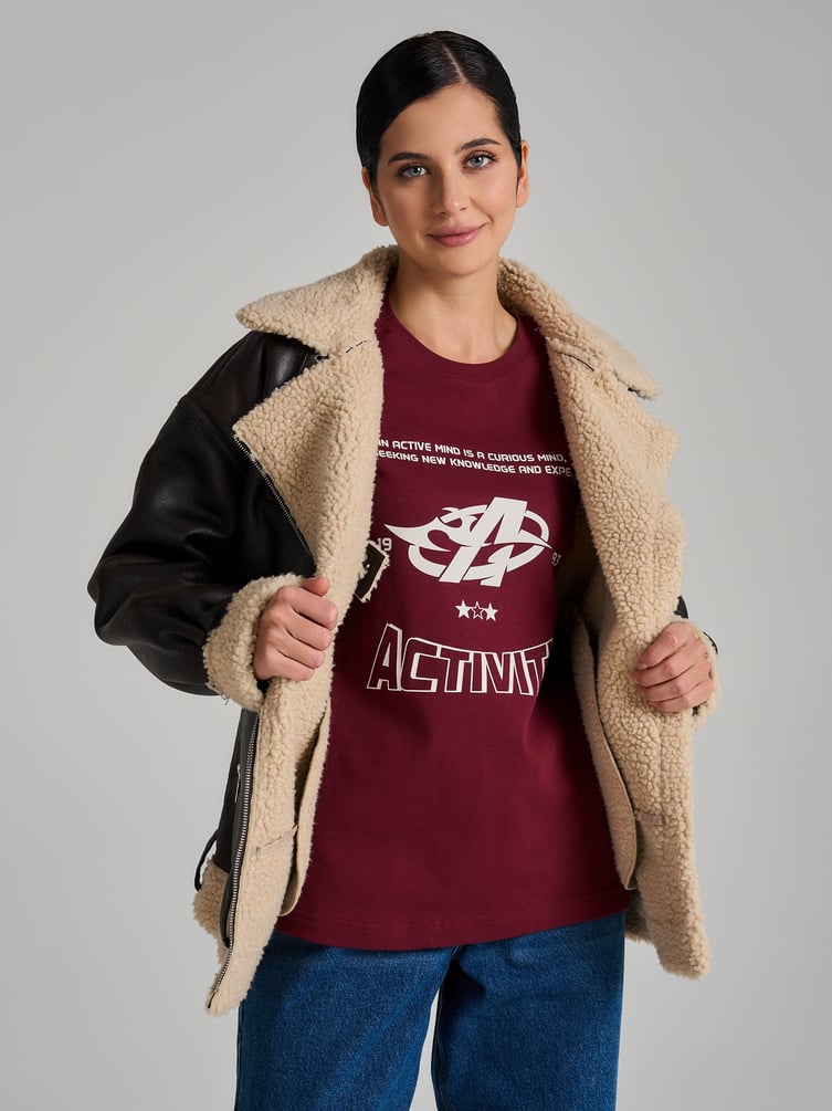 Лонгслив оверсайз с надписью на спине