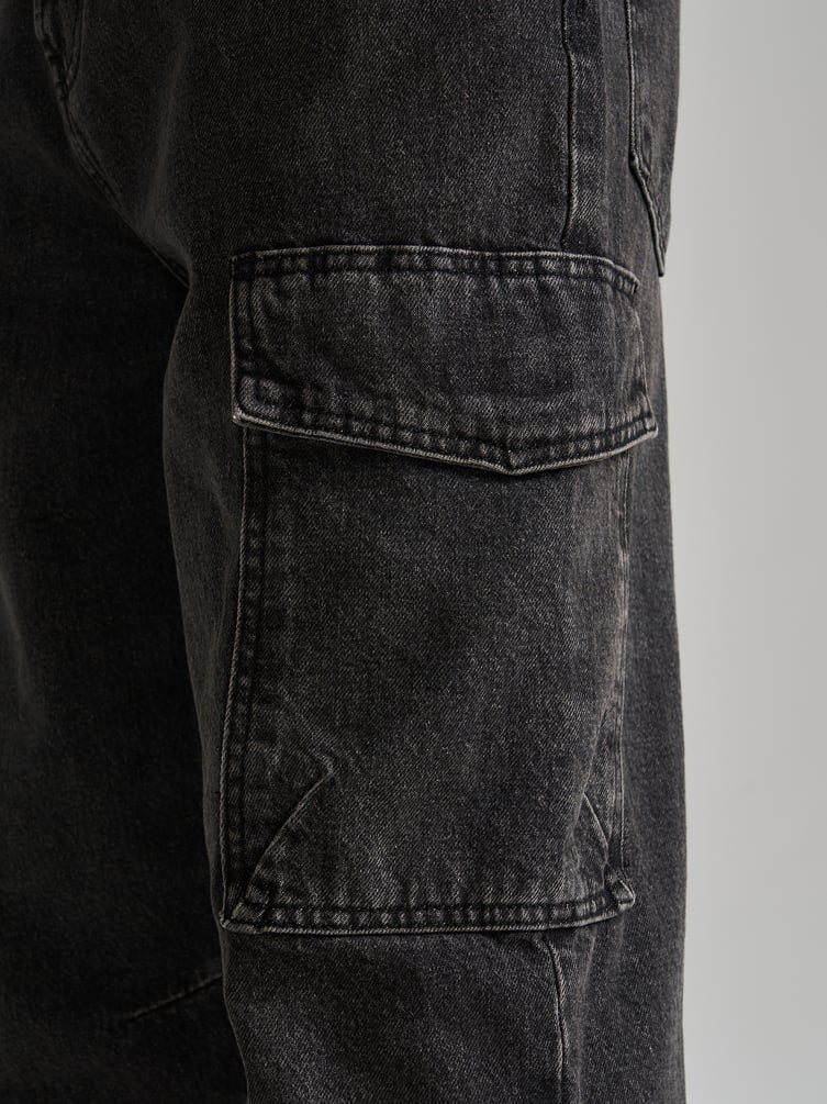 Зауженные джинсы карго с боковыми карманами