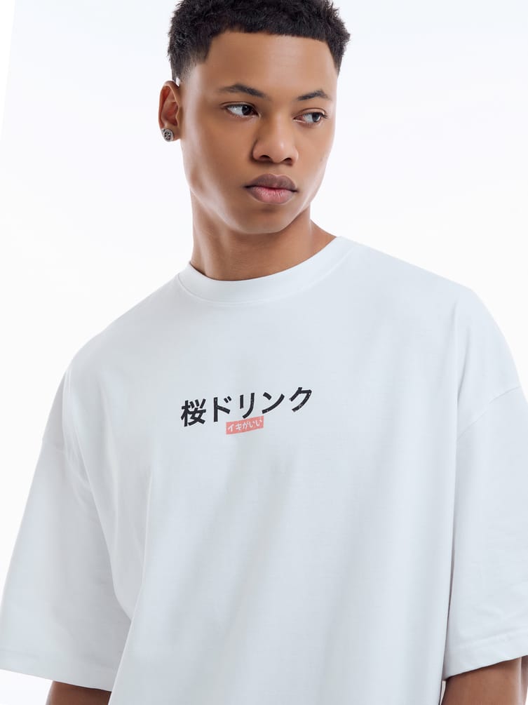 Футболка с принтом бутылки чая на спине