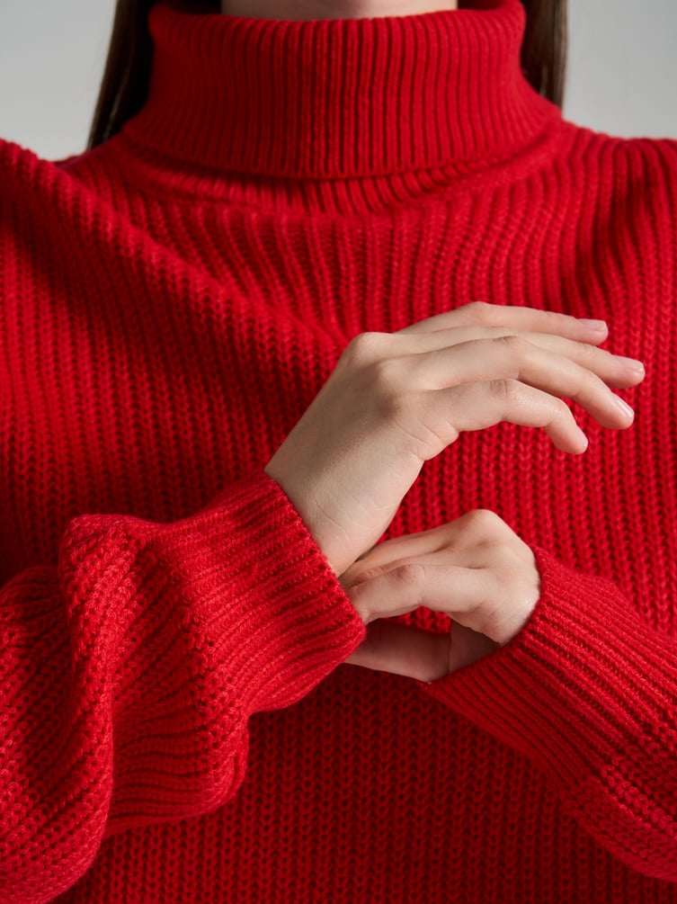 Свитер вязаный с высоким горлом