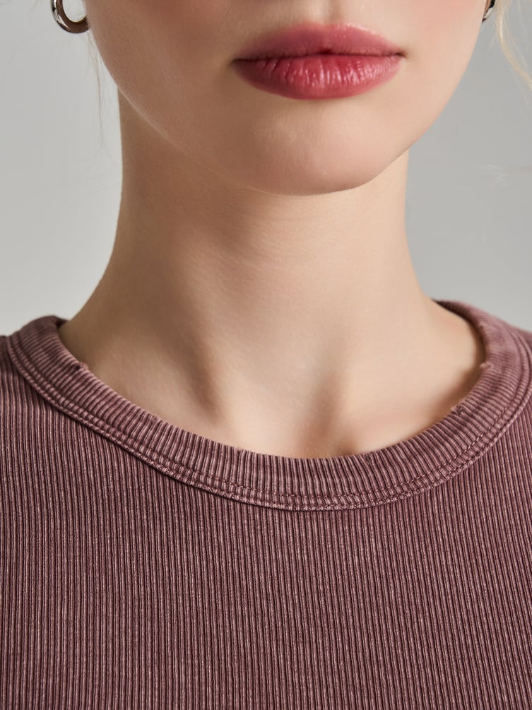 Футболка в рубчик с внешними швами