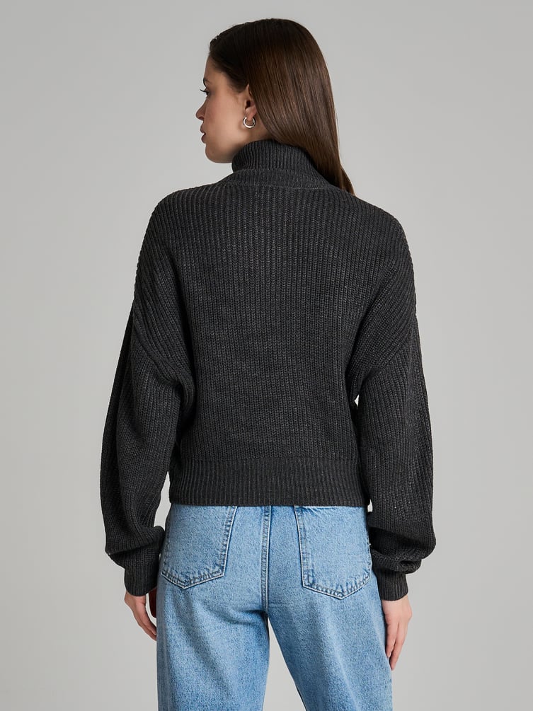 Свитер вязаный с высоким горлом