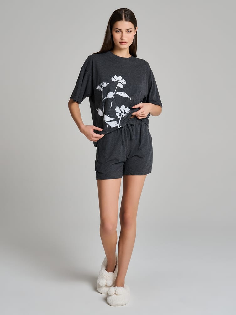 Пижама с футболкой и шортами