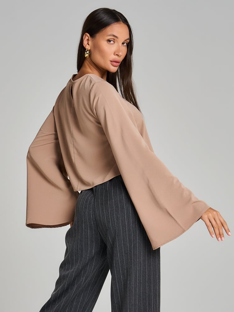 Блузка офисная нарядная с рукавом клеш