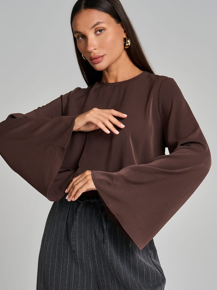 Блузка офисная нарядная с рукавом клеш