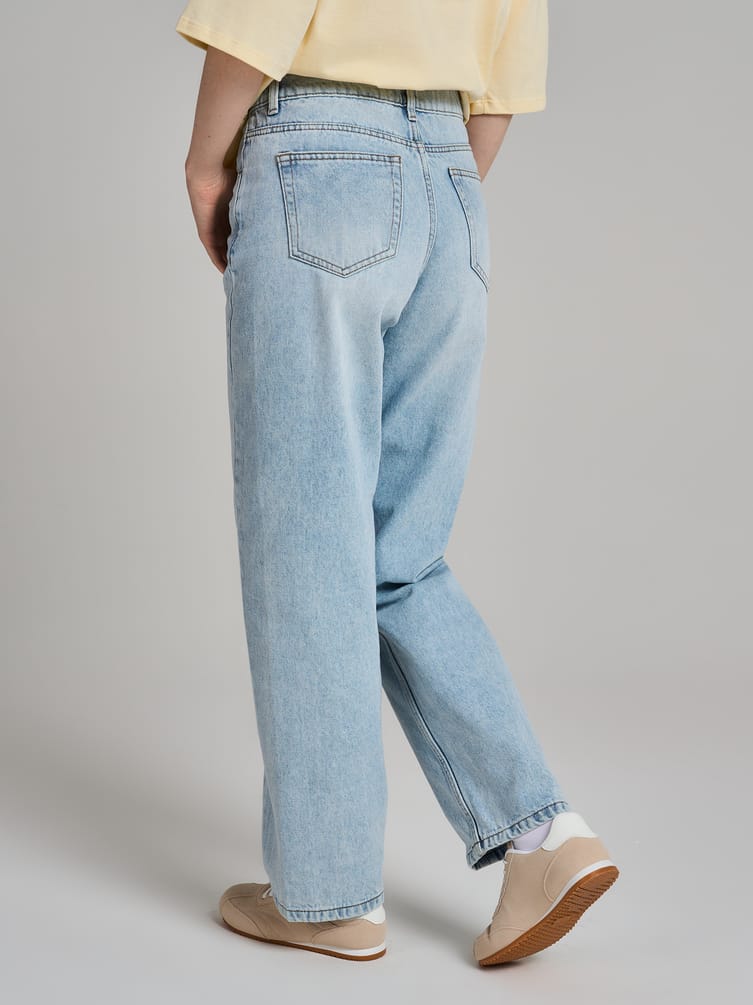 Джинсы прямые со смещенными боковыми швами
