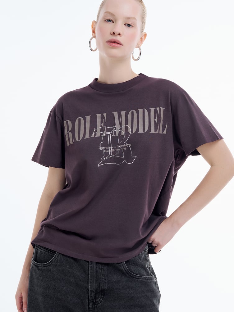 Футболка с надписью и стразами