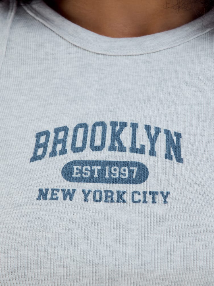 Короткий топ с надписью Brooklyn