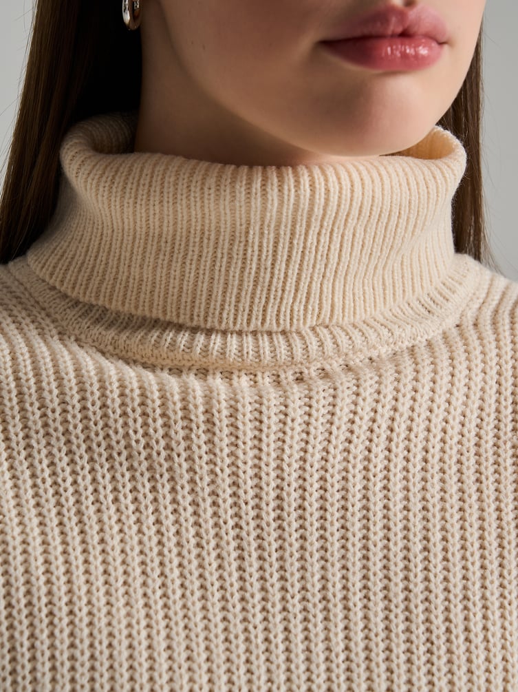 Свитер вязаный с высоким горлом