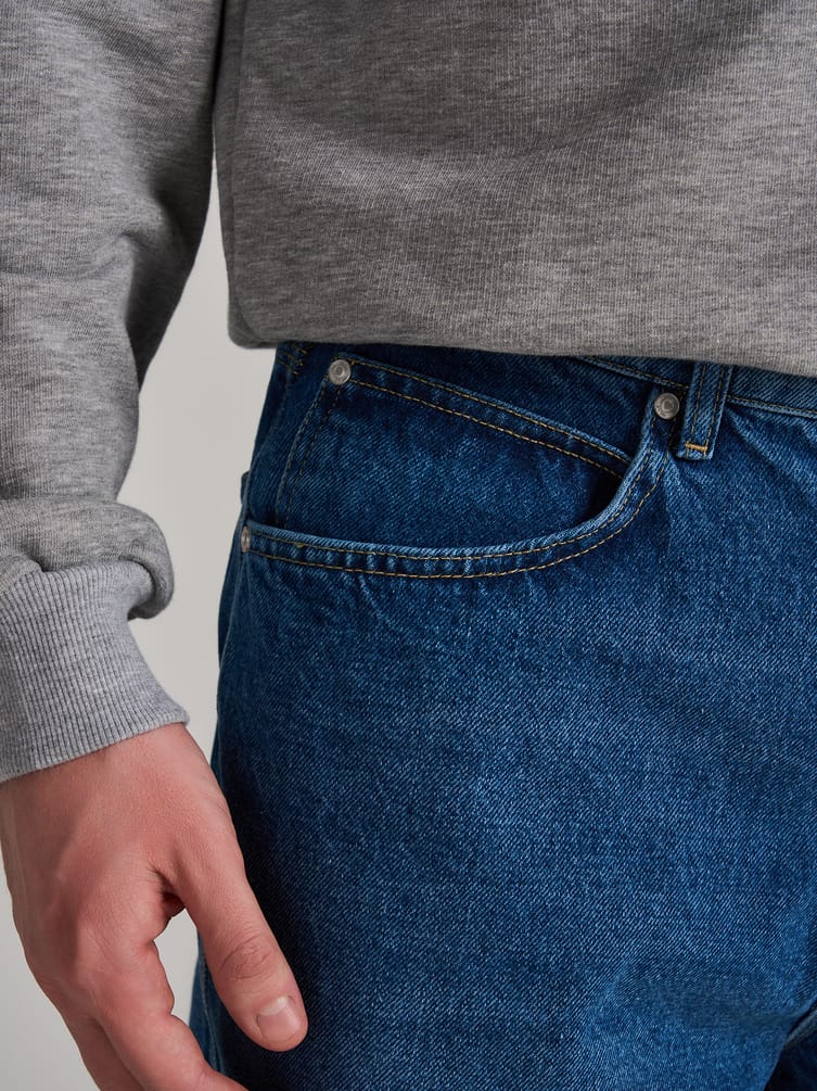 Джинсы багги зауженные с декоративной петлей