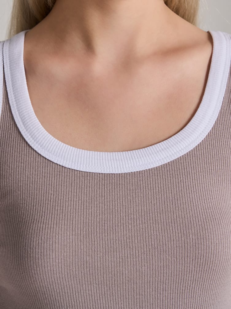 Майка на широких бретелях в рубчик