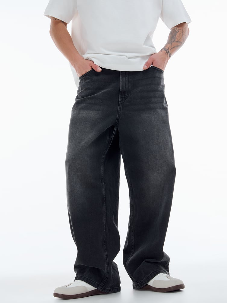 Широкие джинсы с вареным эффектом