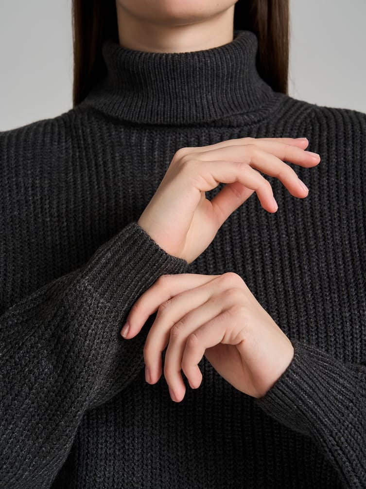 Свитер вязаный с высоким горлом