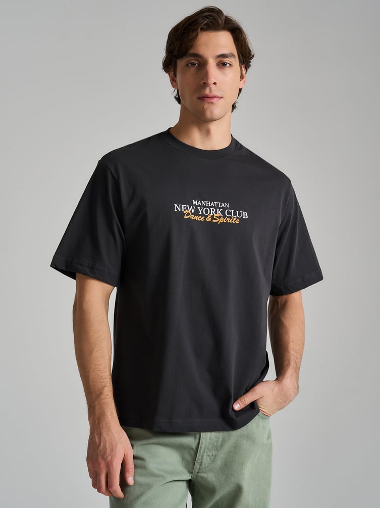 Футболка с принтом на спине