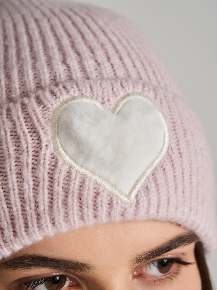Вязаная шапка с плюшевым сердцем