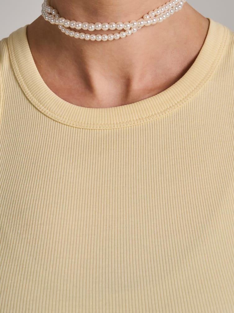 Майка на широких бретелях в рубчик