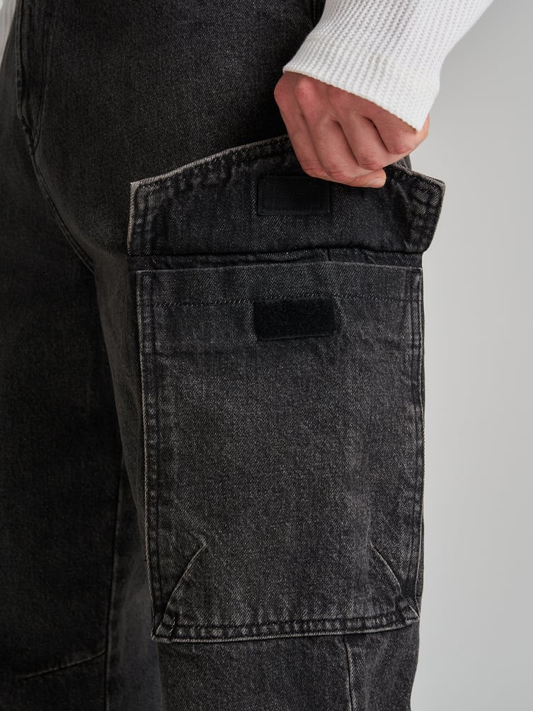 Зауженные джинсы карго с боковыми карманами