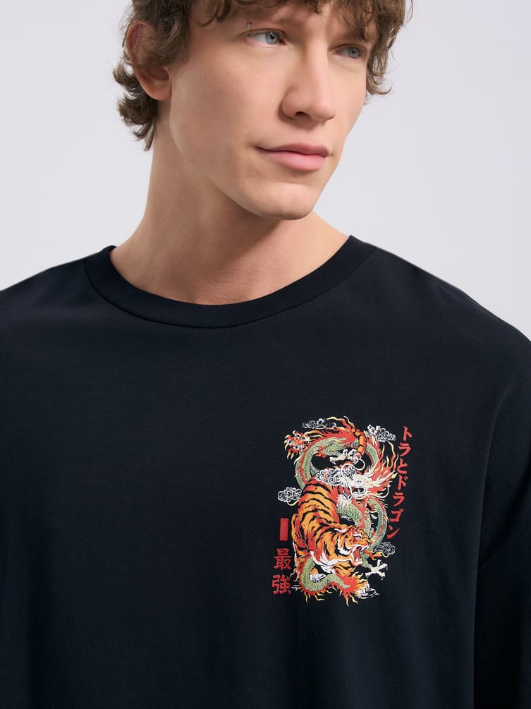 Футболка оверсайз с принтом на спине