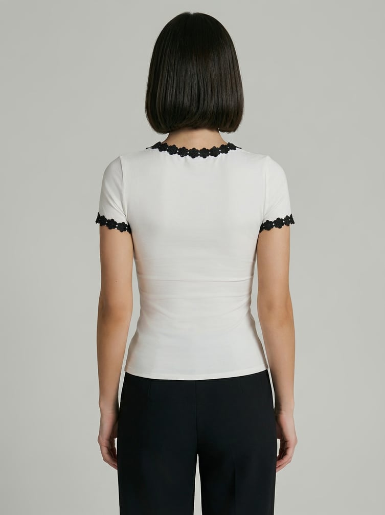 Футболка приталенная с цветами