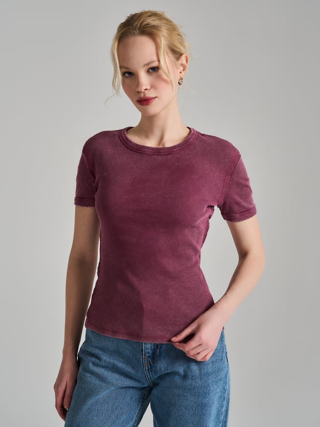 Футболка в рубчик с внешними швами