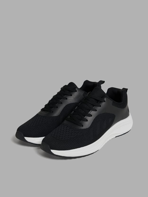 Черные спортивные кроссовки на массивной подошве