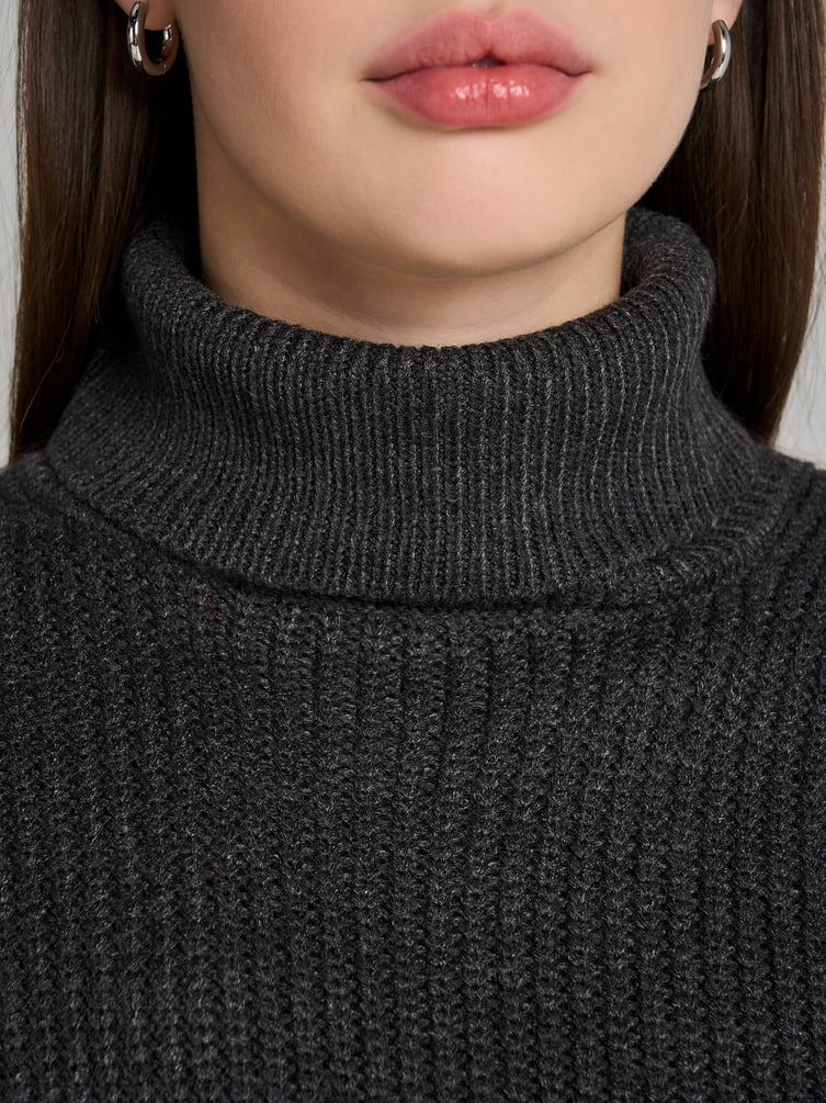 Свитер вязаный с высоким горлом