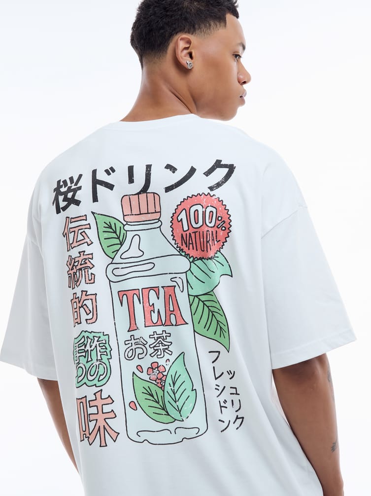 Футболка с принтом бутылки чая на спине