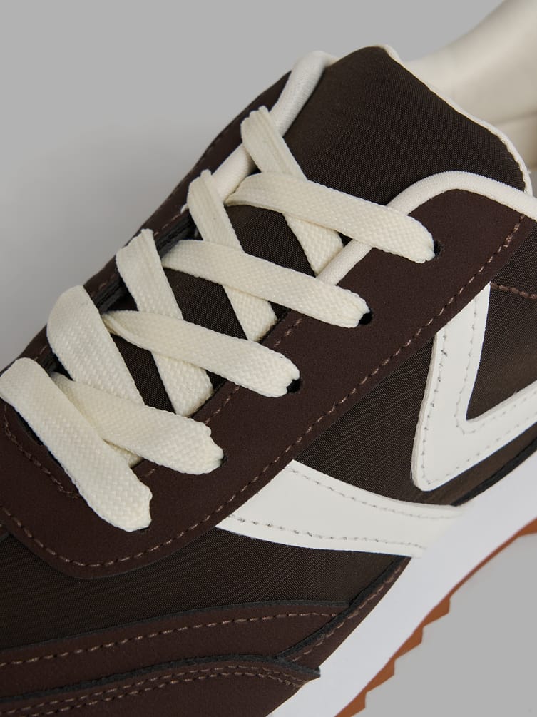 Кроссовки низкие спортивные