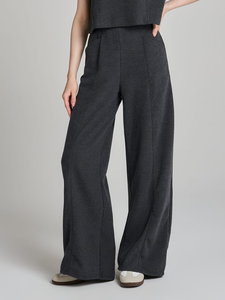 Широкие брюки в рубчик со стрелками