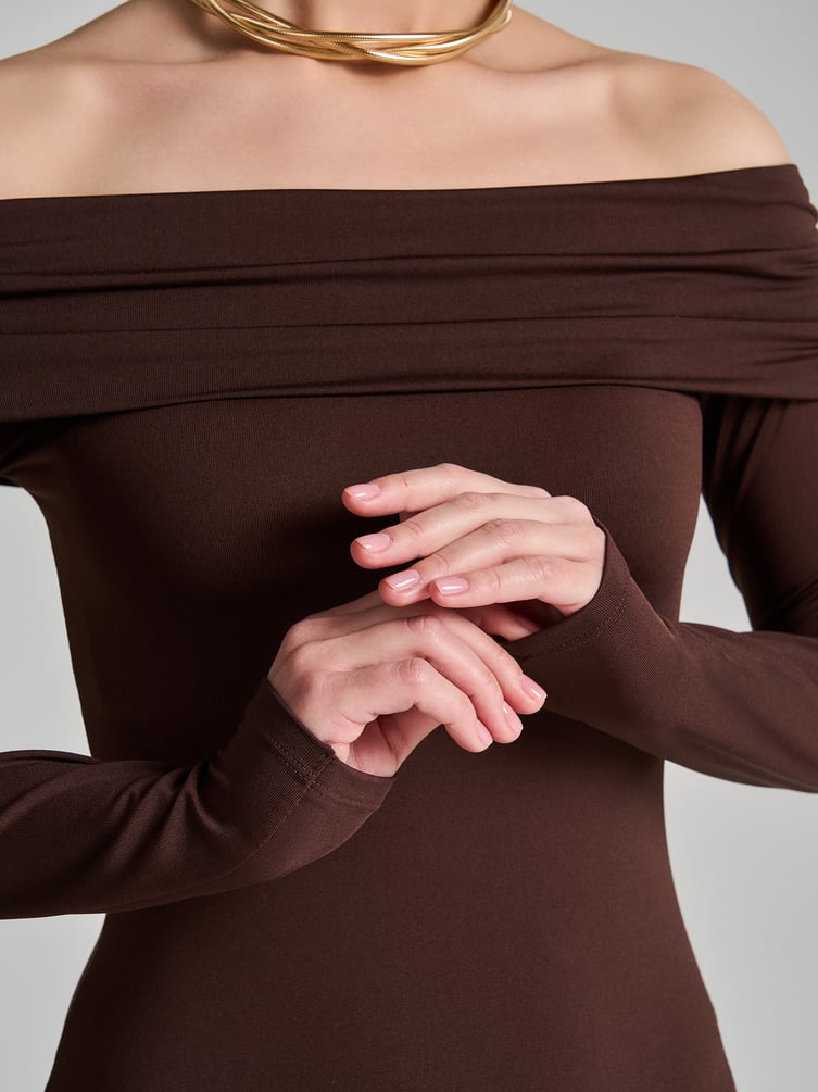 Платье нарядное с открытыми плечами и разрезом