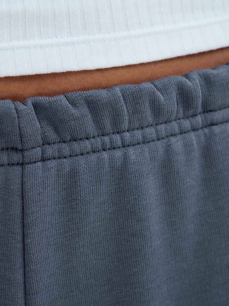 Спортивные прямые брюки с лампасами